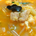 中華料理 鳳凰 - 備え付けの調味料は必要ありません。っていうか、食べてる最中に調味料のことを考えることがありません。