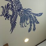 中華料理 鳳凰 - 【鳳凰】鳳凰とは中国の神話に由来する伝説の鳥である。36種の羽を持つ動物の長であり、聖天子が治める平和な世にのみ姿を現わすとされている。全体は孔雀に似て、頭は鶏、顎は燕、頸は蛇、背は亀、尾は魚である。