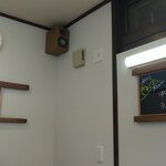 中華料理 鳳凰 - わたしが腰掛けたカウンター席から右に振り向いたところの景色。この景色が好きだなぁ。白地に青い鳳凰が描かれた天井は、この写真の上方にあります。