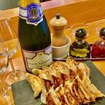 スタンドシャン食 -Tokyo赤坂見附- Champagne & GYOZA BAR - 