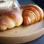 トリュフベーカリー - 白トリュフの塩パン、クロワッサン