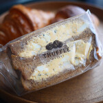 トリュフベーカリー - 黒トリュフの卵サンドイッチ