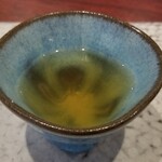 日本料理 TOBIUME - ①本日使った野菜を煮て濾したスープ
      様々な野菜から滲み出たエキスと甘み
      何だか健康になりそう♪(*´∀`)