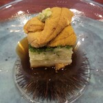 日本料理 TOBIUME - ②赤雲丹(福岡県藍島産)と焼き茄子(福岡県若松産)のゼリー寄せ
      透明なガラスの下に赤雲丹の殻が入っています。
      焼き茄子のゼリー寄せ、さっぱりとして清らかな甘みを感じます。