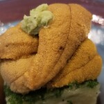 日本料理 TOBIUME - ②赤雲丹(福岡県藍島産)
      とても大きな赤雲丹に期待が高まります♪
      舌の上に載せて5秒ホールド
      透明感がありつつも明確に感じるコクと甘み
      雑味が全く無い。
      今年1番の素晴らしい赤雲丹でした！