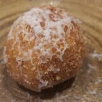 日本料理 TOBIUME - ③無花果のコロッケ、削りカチョカバロ(福岡県糸島産)掛け
      パティシエの友達曰く、極上のフルーツは手を掛けないのが一番だが、唯一の例外が無花果で手の入れ方で味わいが変わる創作意欲を刺激するフルーツだそう