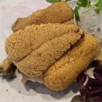 日本料理 TOBIUME - ⑥赤雲丹(福岡県藍島産)
      再び赤雲丹が登場。
      舌の上に載せて5秒ホールド
      やはり透明感がありつつも明確に感じるコクと甘み、雑味が全く無い。
      今年1番で間違いないありません！