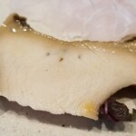 日本料理 TOBIUME - ⑦煮黒鮑(山口県萩産)
      産卵期は秋～冬、旬は初夏～夏
      少し弾力を感じる仕立てなので3~4時間くらい煮ている気がします。
      噛むほどに旨みと磯の香りが拡がります。