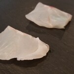 日本料理 TOBIUME - ⑨⑩九絵(福岡県若松産)(コース外)
      魚の話をしていたら田代シェフの戯れが。(^_^;)
      寝かせを当てて下さい。とのこと。
      
      奥が背で7日寝かせ(実際は8日)
      手前が腹で3日寝かせ(実際に3日)