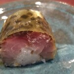 日本料理 TOBIUME - ⑪鯖寿司(韓国済州島産)(コース外)
      ほぼ正解ということでご褒美。
      旨みが引き出されており、美味しく頂きました。