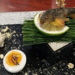 日本料理 TOBIUME - ⑫子持ち鮎(長野県天竜川産)の唐揚げ
      ⑬月見卵(福岡県若松産、中西さんの卵)
      ⑭早熟柿(福岡県朝倉産)の白和え
