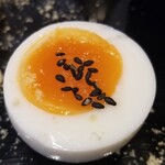日本料理 TOBIUME - ⑬月見卵(福岡県若松産、中西さんの卵)
      月見に見たてた半熟卵は円やかなコクが味わえます。