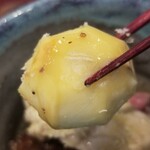 日本料理 TOBIUME - ⑮利平栗
      ホクホクとした利平栗、優しい甘さが良い。
      栗を使った餡だと何処の栗でも和食の世界では丹波餡というらしい。
