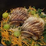 日本料理 TOBIUME - ⑯炭火焼き叺(カマス)(福岡県遠賀川産)のご飯、栗&ゴボウ&銀杏&人参入り
      産卵期は夏、旬は秋～春
      秋の叺は脂がのって炭火焼きをすると芳ばしさが際立ちます
      盛り沢山の陸の幸と一緒に炊き込まれています。