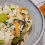 日本料理 TOBIUME - ⑯炭火焼き叺のご飯、栗&ゴボウ&銀杏&人参入り
      先ずは脂がのった叺は炭火焼きすると本当に美味しくなりますね！
      良型な叺なので食べ応えもあります。
      ついつい食べ過ぎてしまいます。