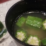 日本料理 TOBIUME - ⑰オクラ&薩摩芋入りお味噌汁
      お味噌汁の味わいが優しくて良いですね♪