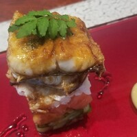 日本料理 TOBIUME - ④刻んだ胡瓜やトマト、山芋等の野菜タワー、鰻(福岡県鐘崎産)蒲焼き載せ
                    うざくのイメージとのことですが、面白い合わせだと思います♪
                    野菜は全て福岡県若松産で、もちろん各々の味わいも◎