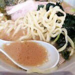 らーめん 尾又家 - スープには骨髄の舌触りも。麺は酒井製麺。同じかためオーダーでもロットの終わり４番目だとかためというよりも普通の茹で加減。