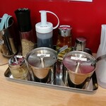 らーめん 尾又家 - 卓上にはにんにく、豆板醤、生姜、秘伝のたれ(カエシ？)、白胡麻、お酢。