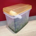 らーめん 尾又家 - きゅうりのキューちゃん的なお漬物はサービスのライス用。