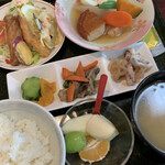 かわむら - ﾜﾀｼの日替わり定食はおでんメインと揚げ物はかき揚げとさつまいもの天ぷらに骨付きチキンとサラダたっぷり。めちゃくちゃおなかいっぱい