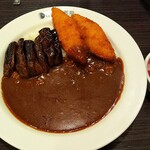 CoCo壱番屋 - ポークカレーデフォルトの￥４９３、ライスデフォルト３００㌘→２００㌘で、￥５０引き、辛さ増し１０辛口が￥１１０、茄子￥１５７、フィッシュフライ￥１５７、紫玉葱ピクルス￥８２、合計は￥９４７でした。