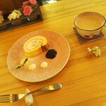庭の花 - 料理写真:桃のロールケーキ＆ロイヤルミルクティー