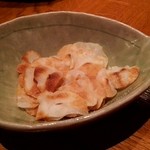 鉄板焼 徳吉 - １枚１枚丁寧に焼くニンニクスライス