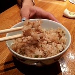 鉄板焼 徳吉 - ガーリックライスはご飯とニンニクだけ。純で素朴で美味しいよ～。
