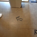 寿製麺 よしかわ - 矢印に沿って並ぶ