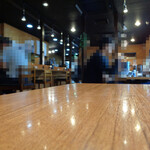 寿製麺 よしかわ - 最奥のテーブル席で