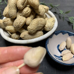 K.Cダイニング - 谷地農園さんの生落花生が売ってたので
      買って塩茹でしてみた!!  
      直径2cmもあるデカさで旨い♪