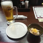 酒郷吉春 - 一番搾り中ジョッキ490円とお通し