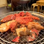 炭火焼肉 キョロちゃん - 盛り合わせ　焼き焼き風景