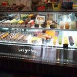 レ・グーテ - ショーケースは宝石のようにカラフル♪