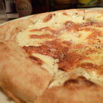 スパッカ アルバータ - クアトロフォルマッジョ★本格的なチーズではありませんがそこそこチーズチーズしていて美味しい。