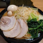 家系ラーメン 町田商店 - 味噌ラーメン味玉チャーシュー