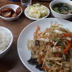 泉楽 - 上海焼麺+小ライス　煮物、お新香、スープ付き