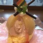 ヤマザキプラザ - 桃のケーキ４４０円。断面。中心からアイスクリーム？、桃のクリーム、桃のコンポートと、桃がふんだんに使われています。４４０円の幸せです（╹◡╹）