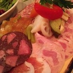 三輪亭 - ②南チロル風ハムやサラミ盛合せ