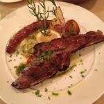 三輪亭 - ⑦骨付きヤギ肉とヤギソーセージ