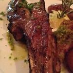 三輪亭 - ⑦骨付きヤギ肉とヤギソーセージ