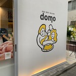 Pittsuxeria Domo - ロゴが描かれた白壁が目印