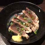 Nisenen Tabehoudai Nomihoudai Izakaya Osusumeya - 【食べ飲み放題】（2000円税抜）のカツオのたたき。