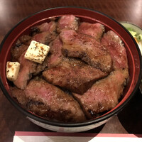 赤坂 津つ井 総本店 - ピンク色のビフテキが敷き詰められた丼です！！