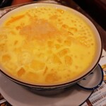 AH CHEW DESSERTS - 名物のひんやりデザート「マンゴーサゴwithポメロ」、マンゴーピュレとココナッツミルクのベースに角切りマンゴー、爽やかな柑橘ポメロのつぶつぶ、小粒タピオカ風のサゴに砕いた氷入り