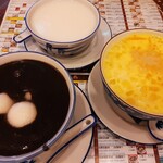 AH CHEW DESSERTS - 右が名物のマンゴーサゴwithポメロS＄4.50、左は黒ごまペースト（小）S＄2.70の白玉追加3つS＄1.30、奥は杏仁ペースト（小）S＄2.70