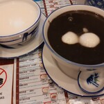 AH CHEW DESSERTS - 日本ではなかなかお目にかかれない温かいお汁粉風の本格中華デザート、奥の白い杏仁ペーストはやや香料ぽくとろみ強め