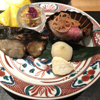 おおたに - 八寸の さわらの脂が最高！ 渡蟹の身の甘味を引き立てる土佐酢も良い塩梅♫ローストビーフもちろん美味しい！イチョウが秋ですねぇ