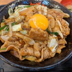 伝説のすた丼屋 - 大阪名物大とろホルモン焼肉丼（880円）